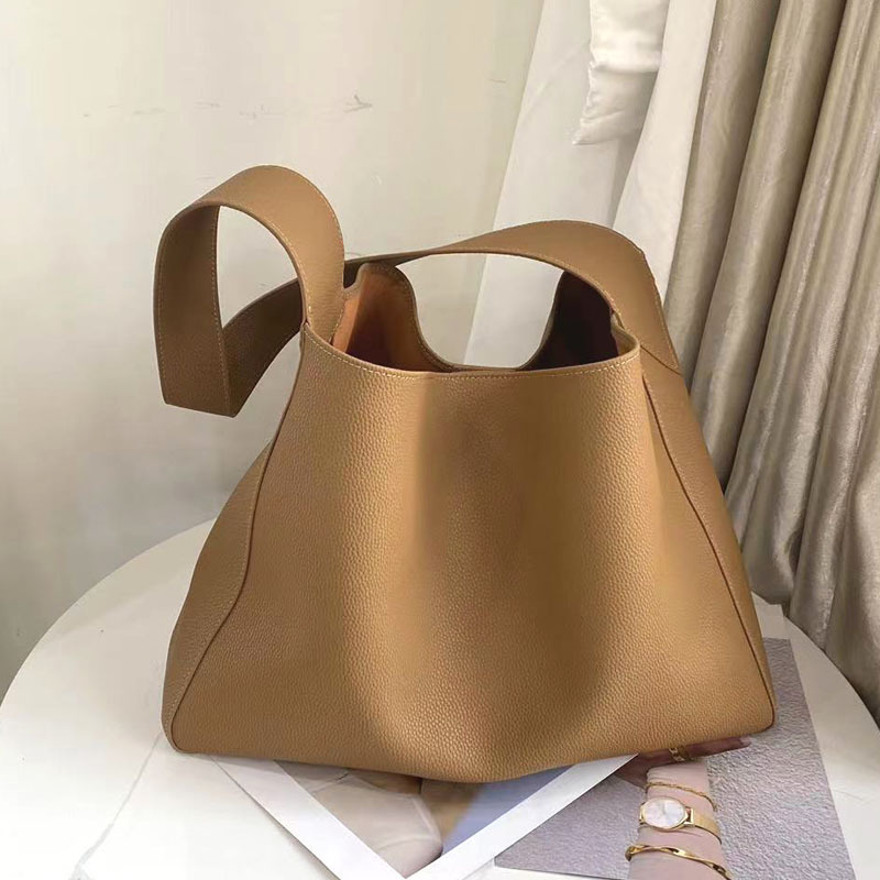Vienne Bucket Tote