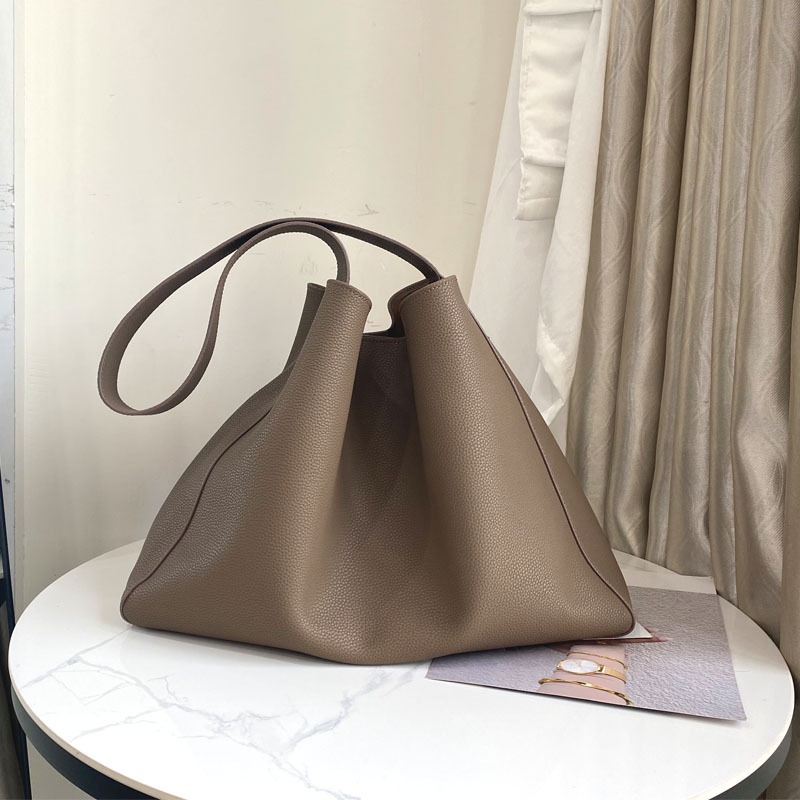 Vienne Bucket Tote